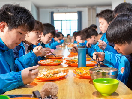 麟游学生用餐